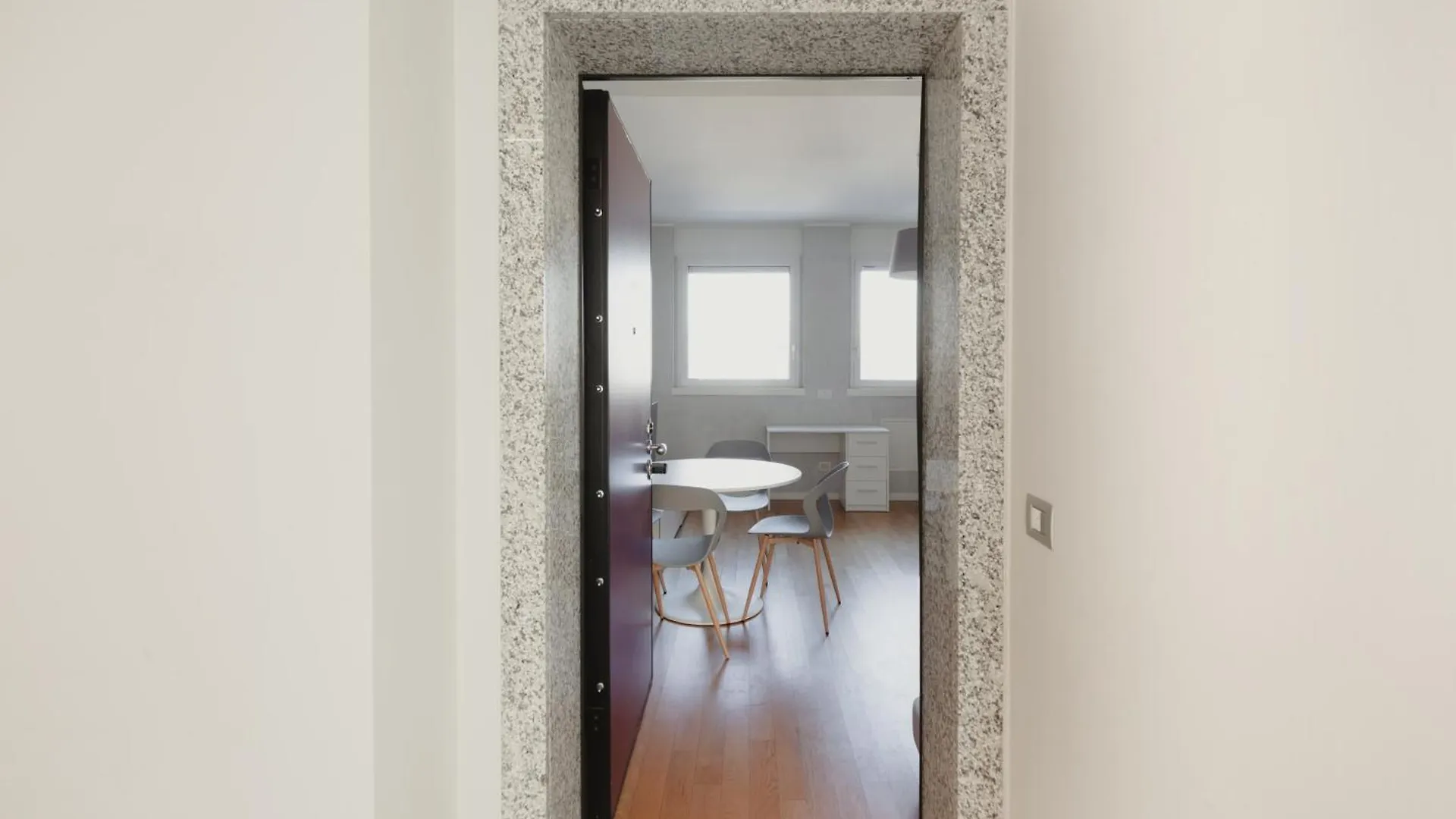 Gohost - Modern Apartments With Private Terrace Near Duomo Milan