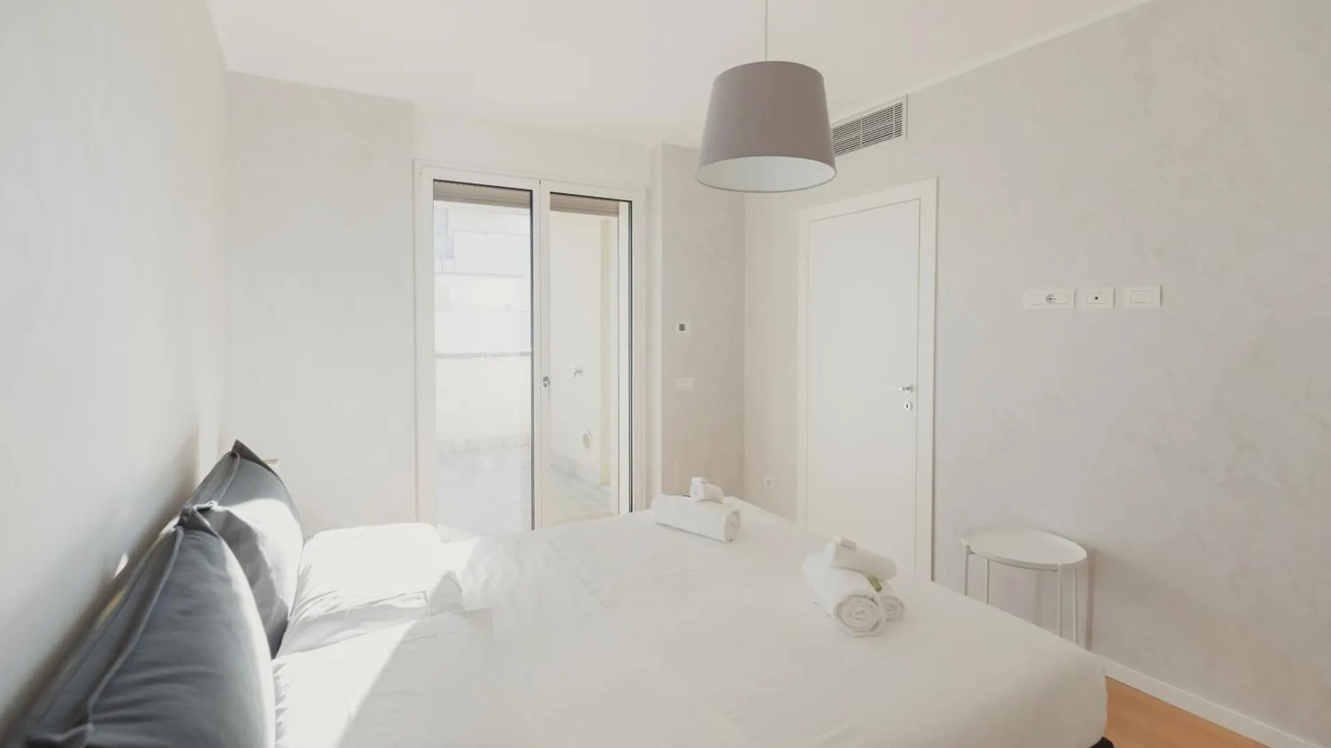 Gohost - Modern Apartments With Private Terrace Near Duomo