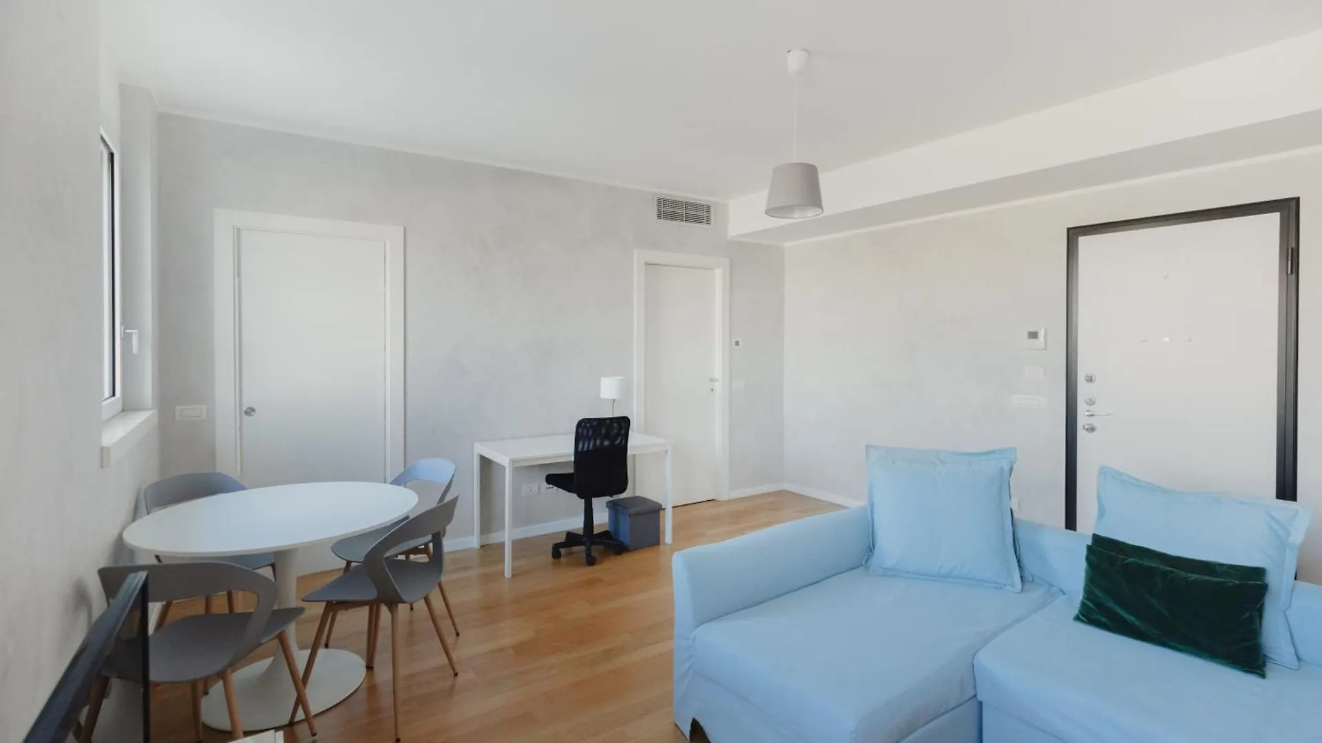 Gohost - Modern Apartments With Private Terrace Near Duomo  밀라노