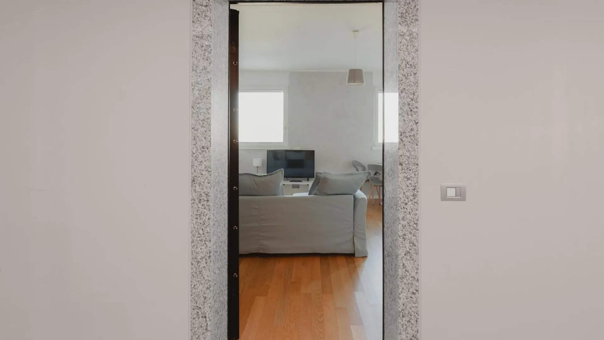 Gohost - Modern Apartments With Private Terrace Near Duomo 0*, 밀라노 이탈리아